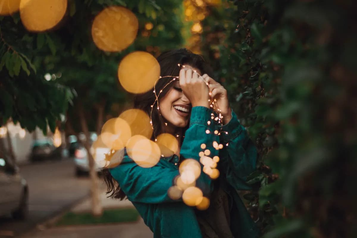 Portrait with fairy lights. Photo: Allef Viniciu
