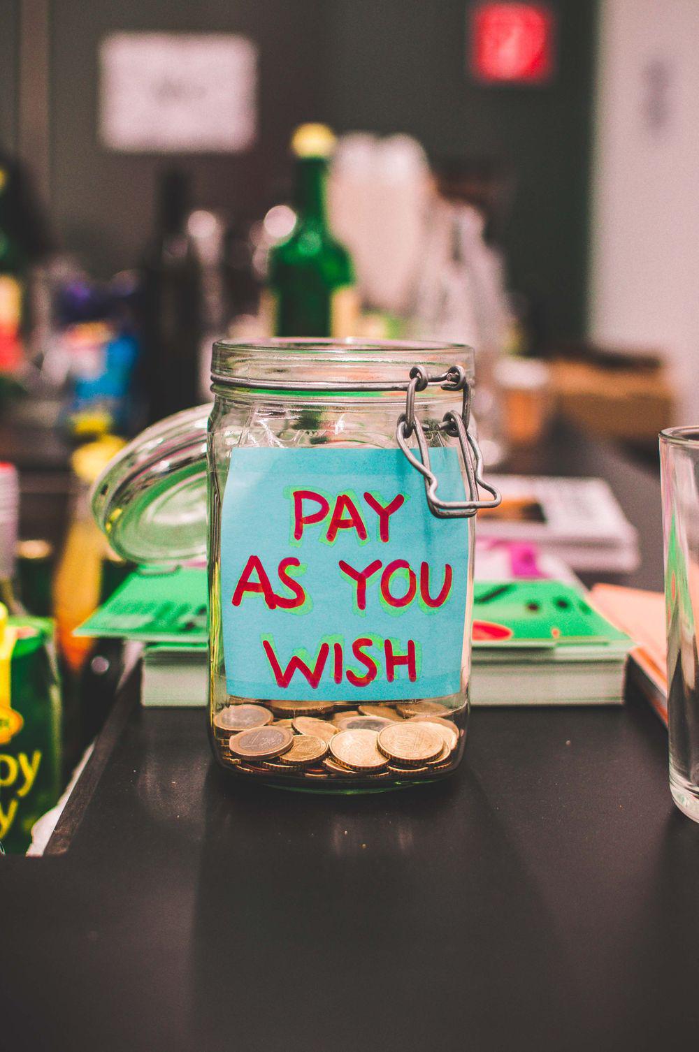 Spardose mit Aufschrift &ldquo;Pay as you wish&rdquo;. Foto: Aneta Pawlik